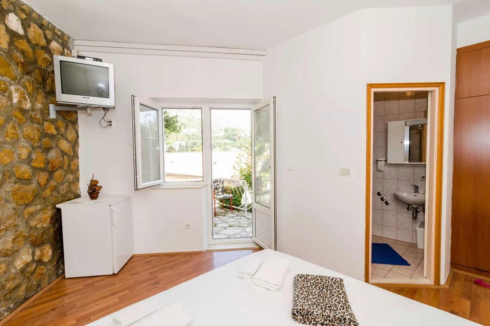 Guest House Daniela- Triple Room with Balcony and Sea View - SOBA 5-Bedroom