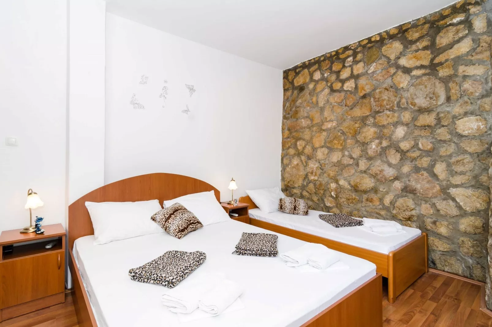 Guest House Daniela- Triple Room with Balcony and Sea View - SOBA 5-Bedroom
