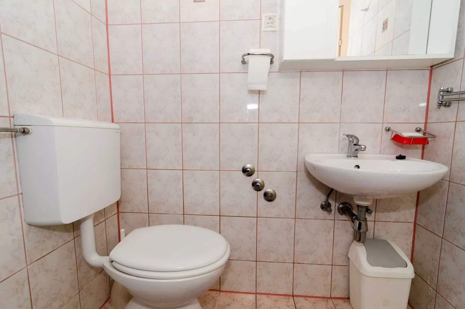 Guest House Daniela- Triple Room with Balcony and Sea View - SOBA 5-Bathroom