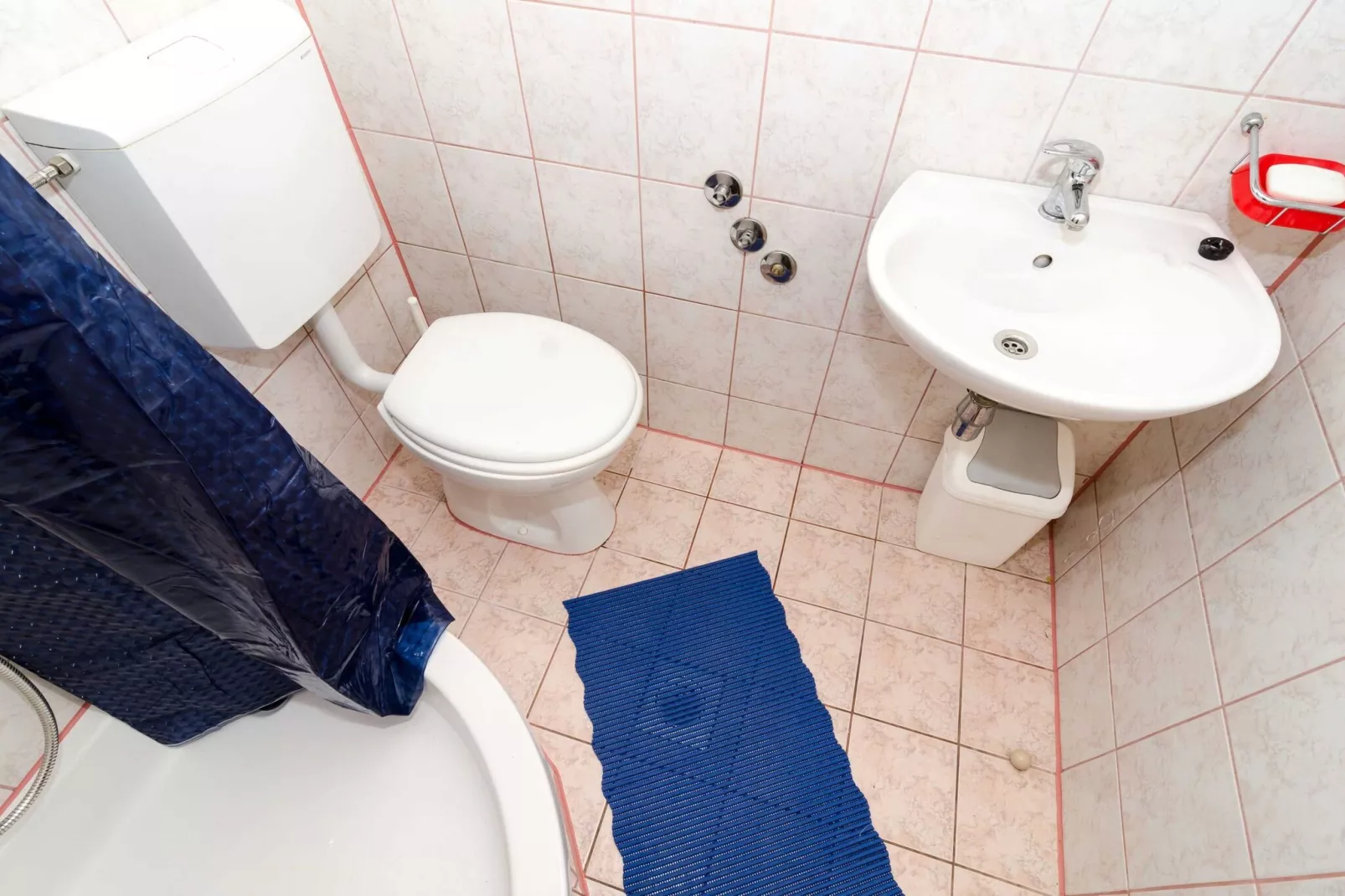 Guest House Daniela- Triple Room with Balcony and Sea View - SOBA 5-Bathroom