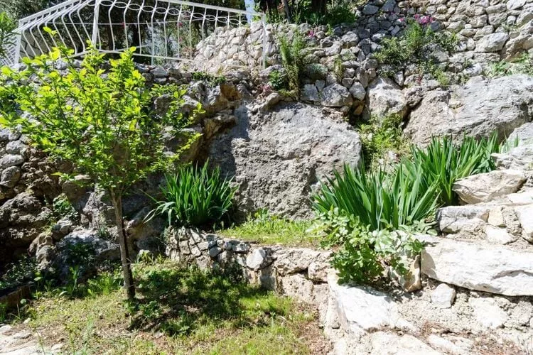 Guest House Daniela- Triple Room with Balcony and Sea View - SOBA 5-Gardens summer