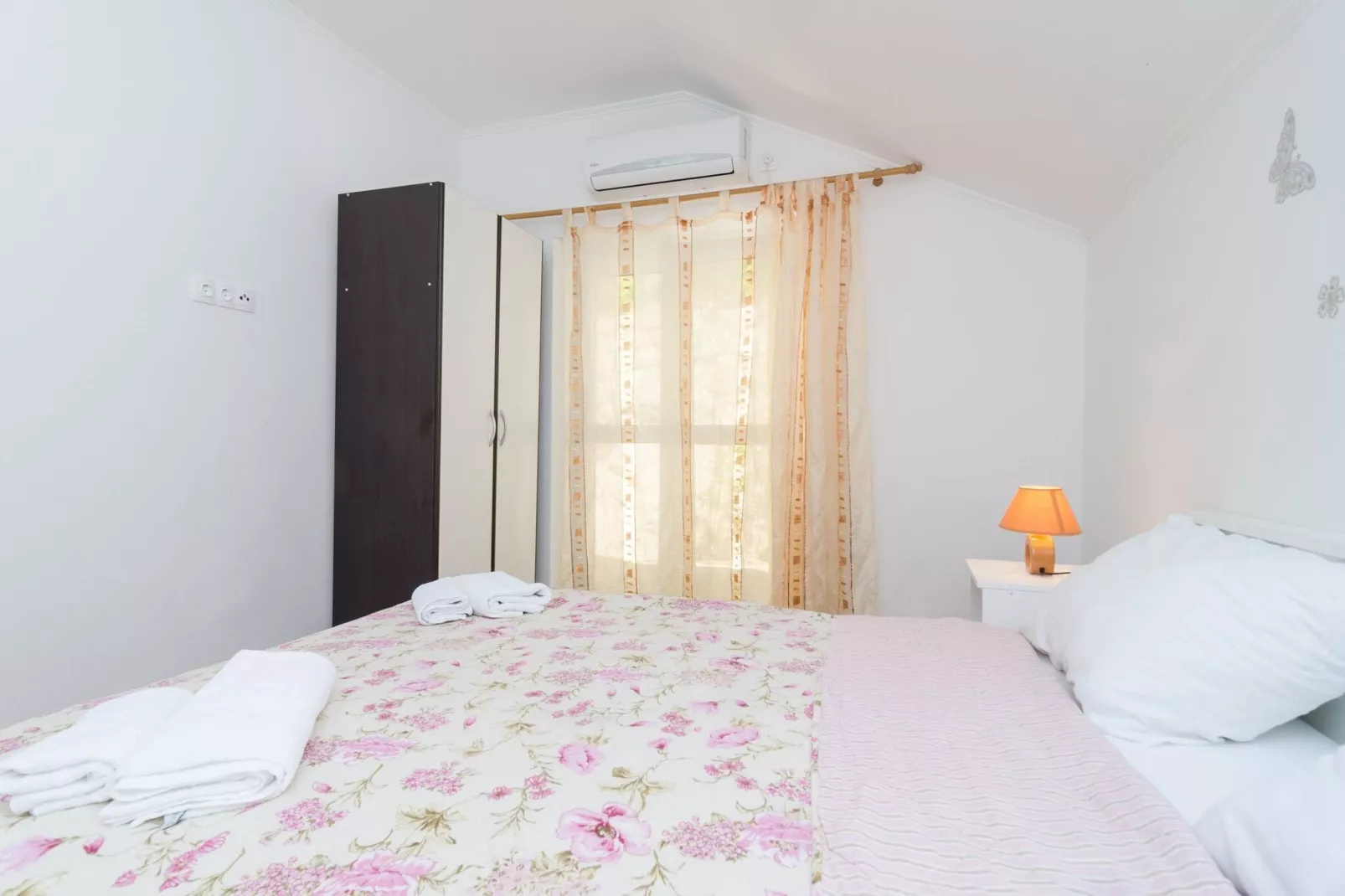 Guest House Daniela - Double Room with Terrace and Sea View - SOBA 8-Bedroom