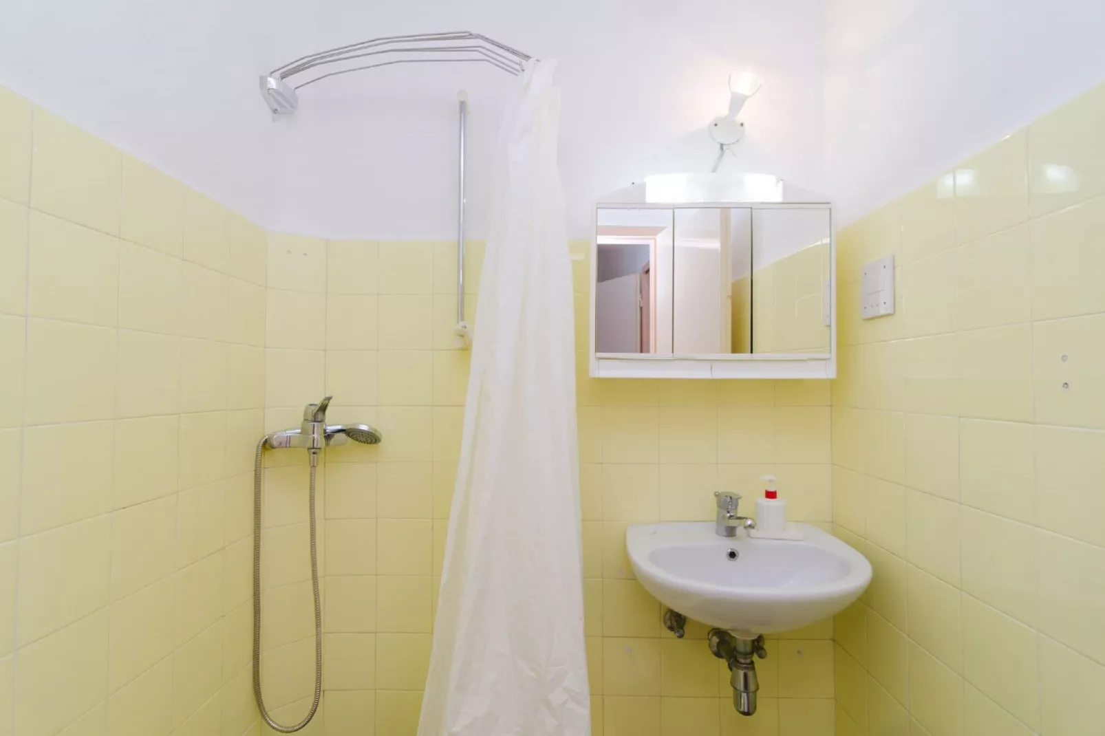 Guest House Daniela - Double Room with Terrace and Sea View - SOBA 8-Bathroom