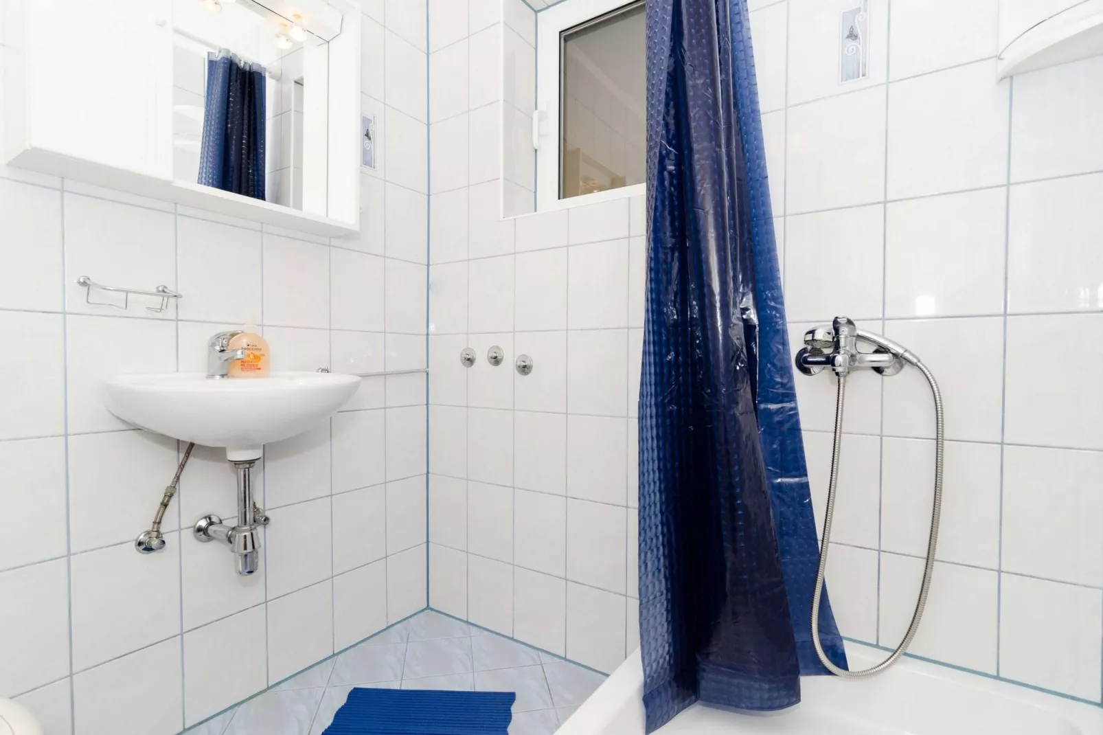 Guest House Daniela - Double Room with Balcony and Sea View - SOBA 4-Bathroom