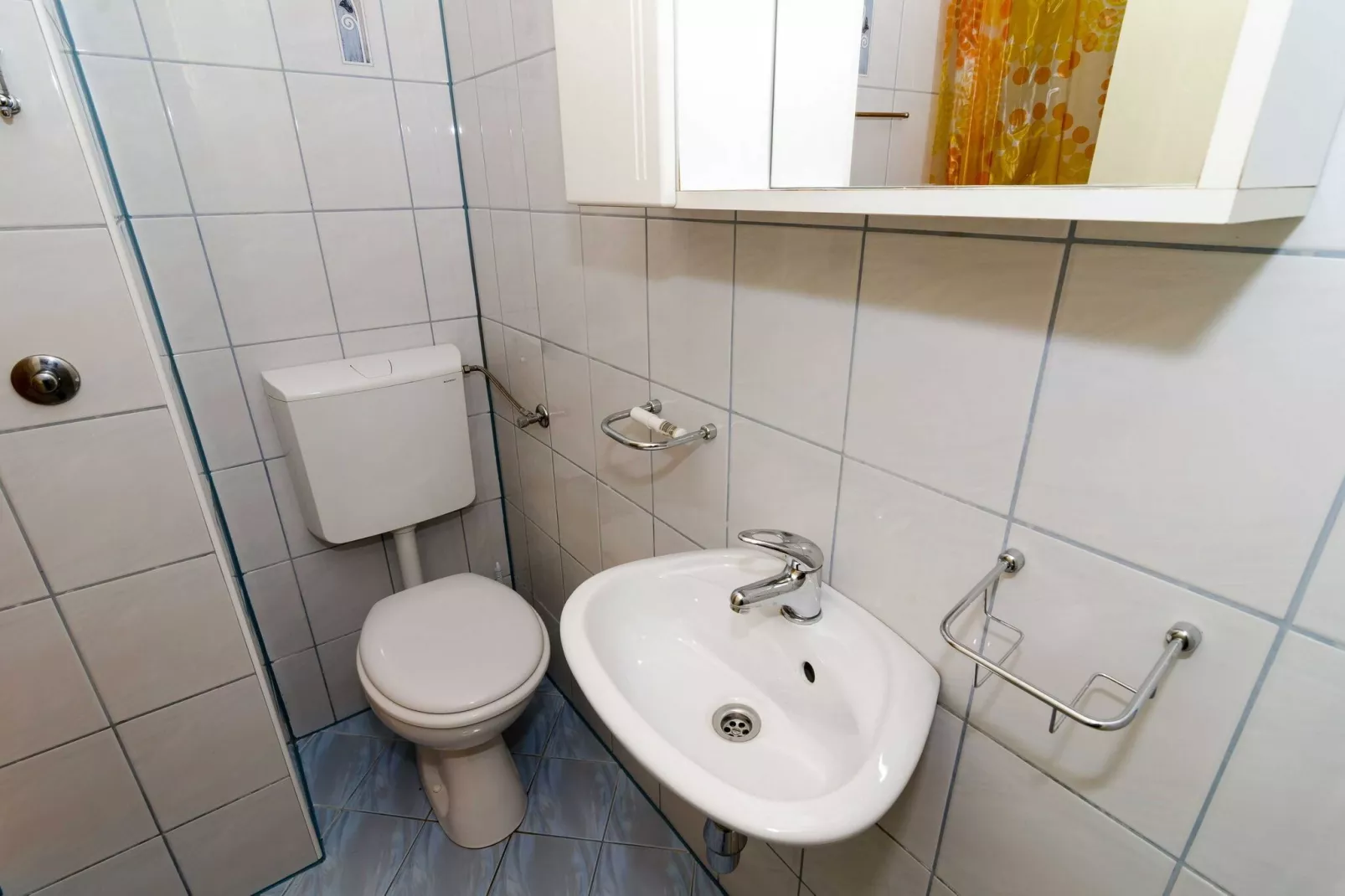 Guest House Daniela - Double Room with Private External Bathroom and Patio - SOBA 3-Bathroom