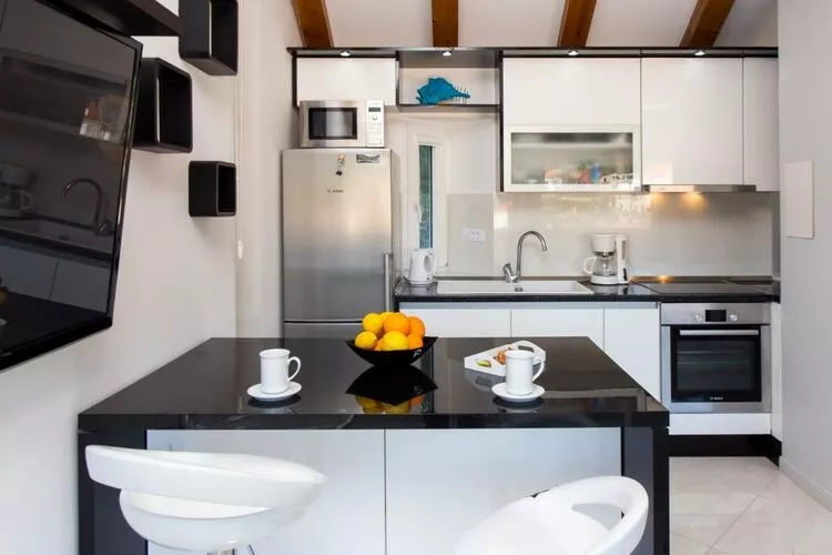 Mali Skoj Apartment - Two-Bedroom Apartment with Sea View-Cuisine