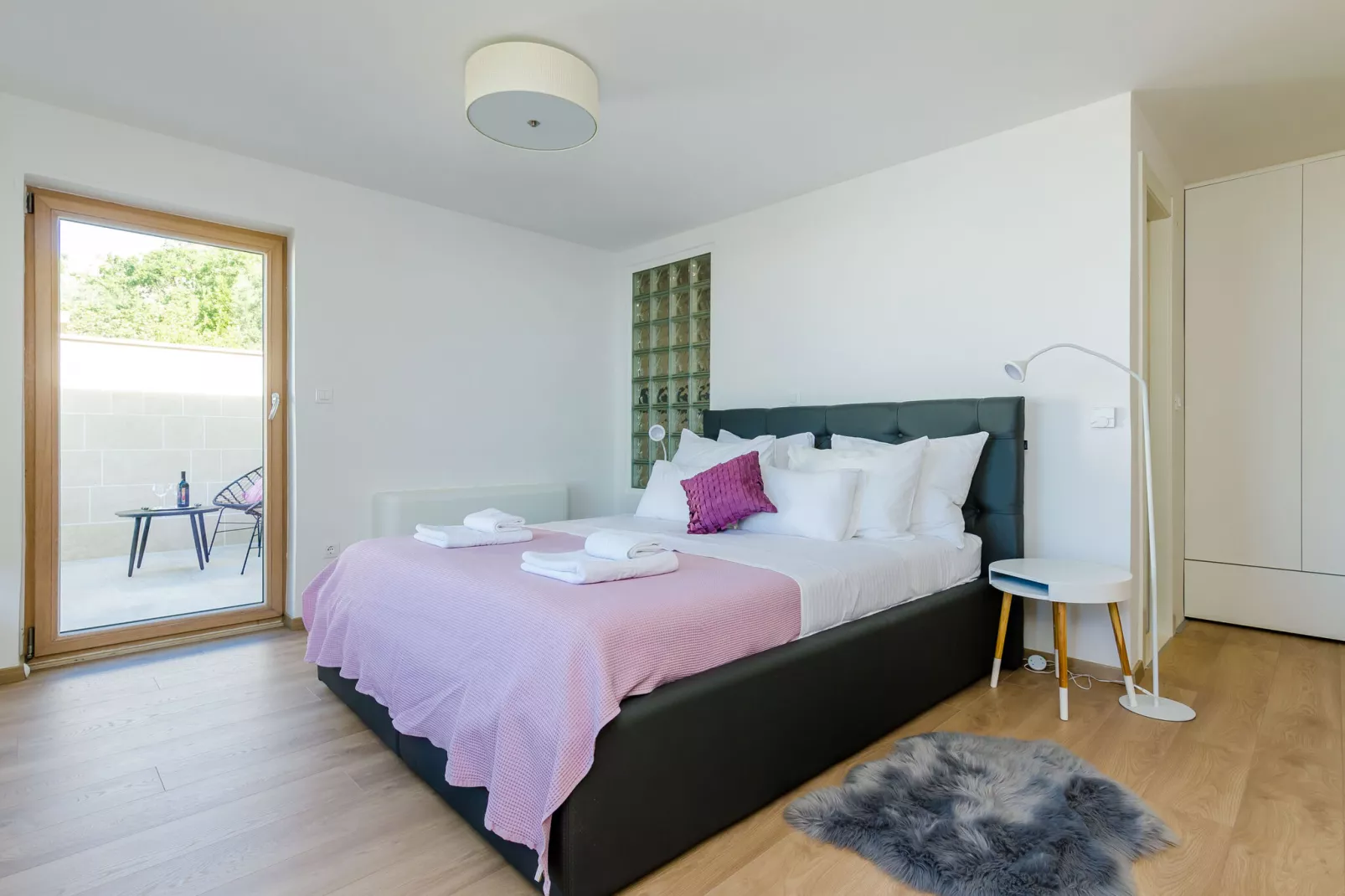 Villa Art Gallery - Six Bedroom Villa with Terrace and Swimming Pool-Chambre