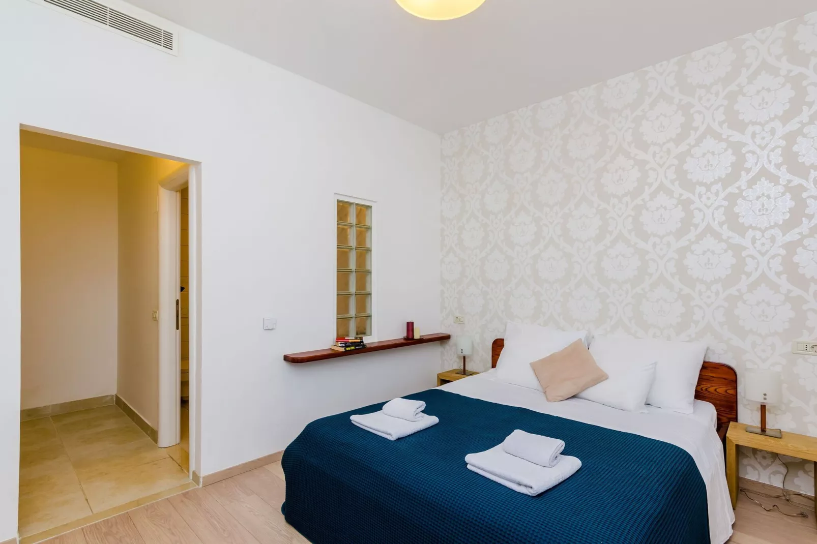 Villa Art Gallery - Six Bedroom Villa with Terrace and Swimming Pool-Chambre