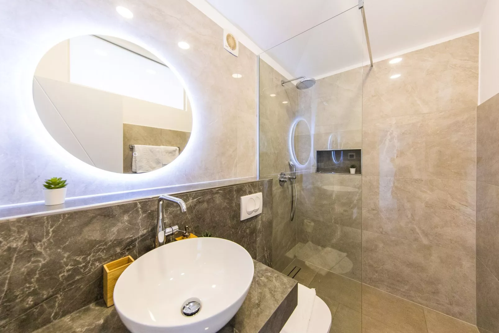 Villa Art Gallery - Six Bedroom Villa with Terrace and Swimming Pool-Salle de bain