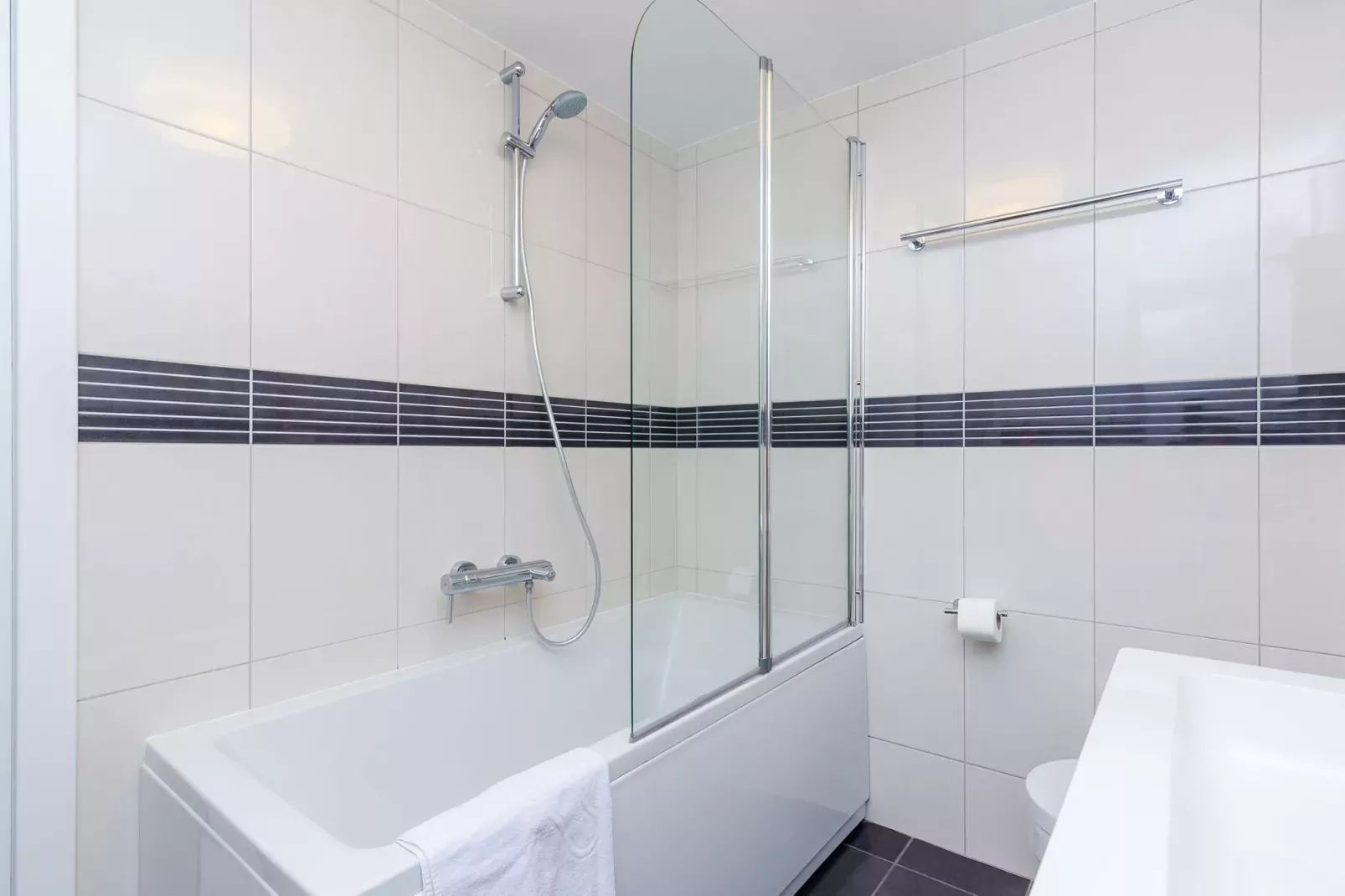 Villa Art Gallery - Six Bedroom Villa with Terrace and Swimming Pool-Salle de bain