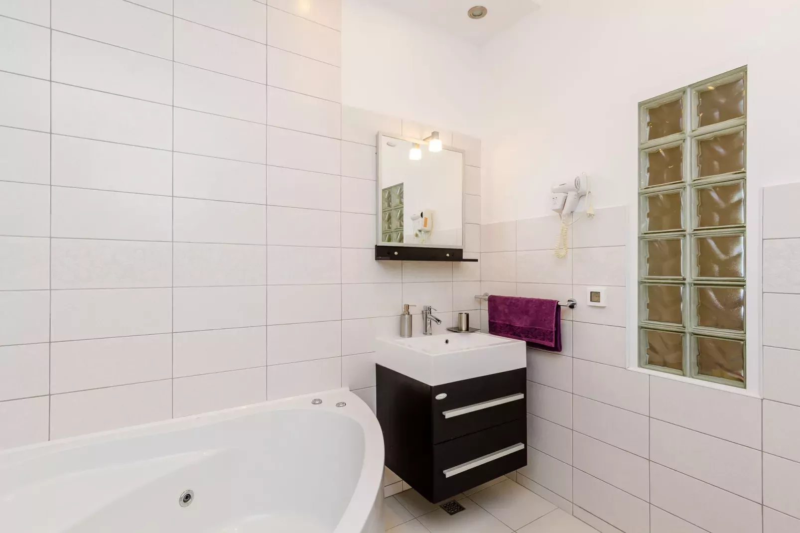 Villa Art Gallery - Six Bedroom Villa with Terrace and Swimming Pool-Salle de bain