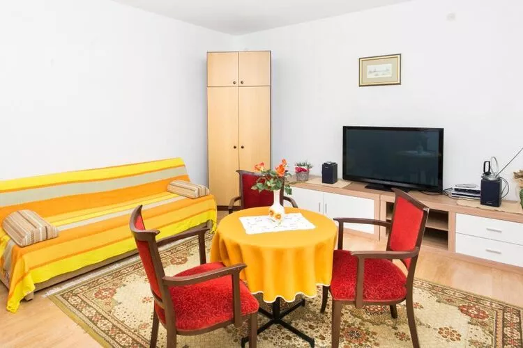 Apartment Marko - Three-Bedroom Apartment with Terrace and Sea View (Brsečine)-Wohnzimmer
