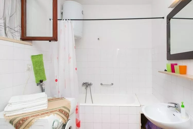 Apartment Marko - Three-Bedroom Apartment with Terrace and Sea View (Brsečine)-Badezimmer