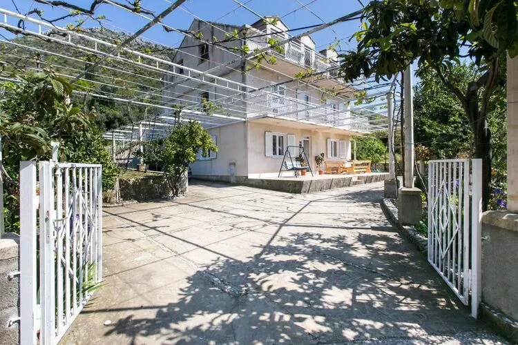 Apartment Marko - Three-Bedroom Apartment with Terrace and Sea View (Brsečine)-Parkplatz