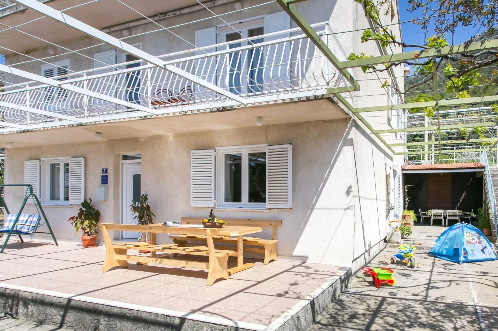 Apartment Marko - Three-Bedroom Apartment with Terrace and Sea View (Brsečine)-Außenbereich