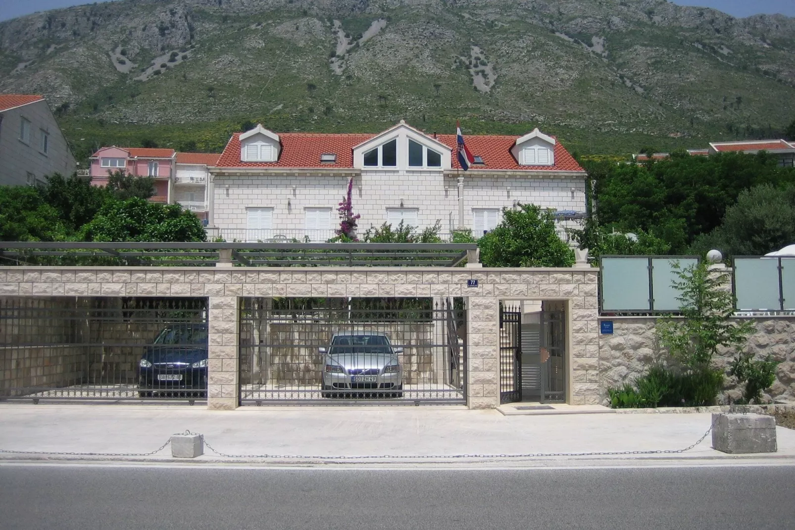 Villa Celenca - Two Bedroom Apartment with Terrace and Pool View - A1-Parkplatz