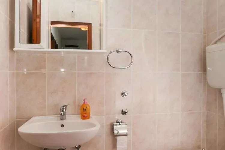 Villa Celenca - Superior Two Bedroom Apartment with Balcony Sea View - A2-Badezimmer
