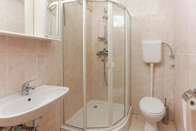 Villa Celenca - Double Room with Balcony and Sea View-Badezimmer