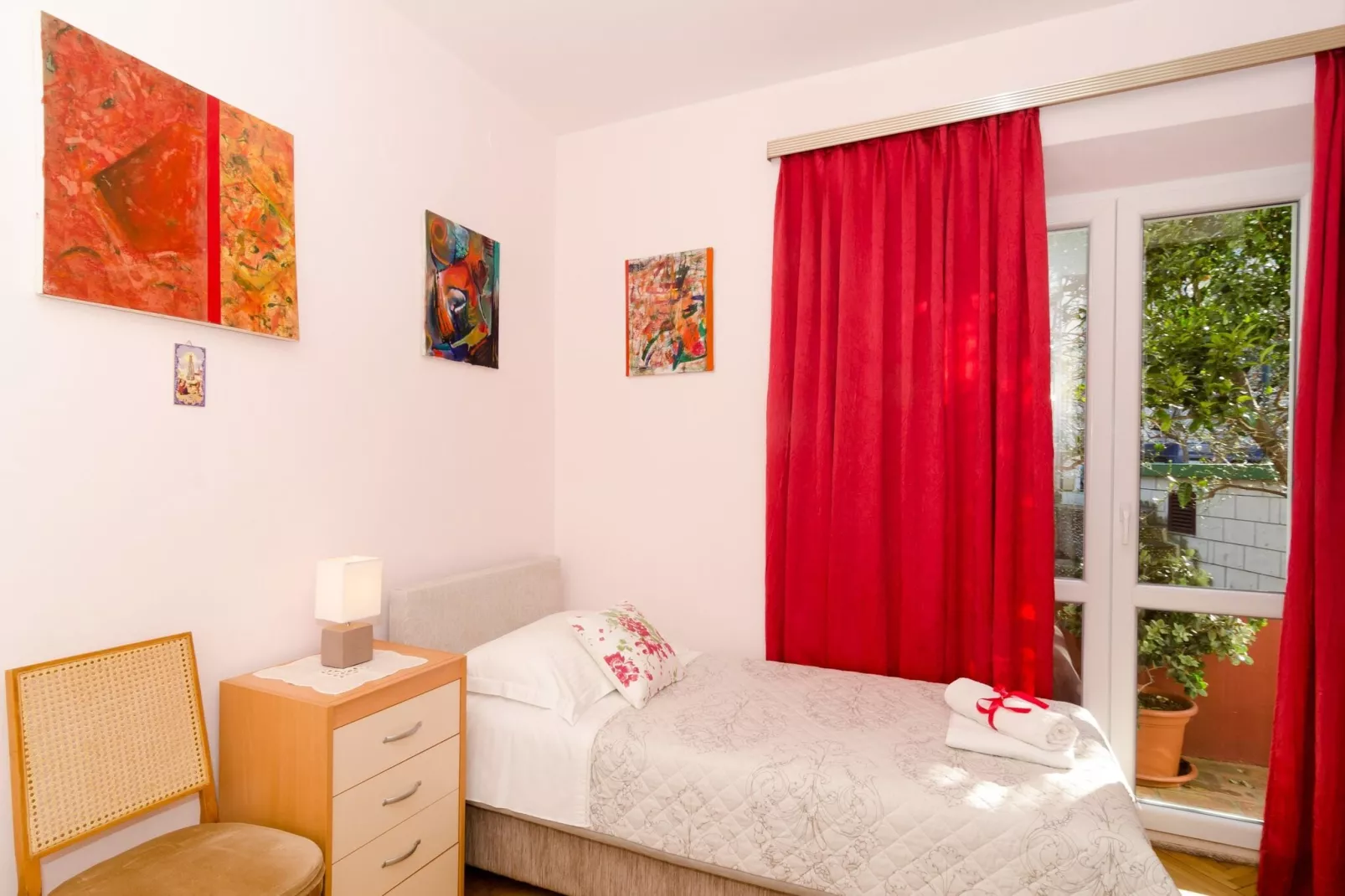Apartment Red Orange - Two-Bedroom Apartment with Terrace-Chambre