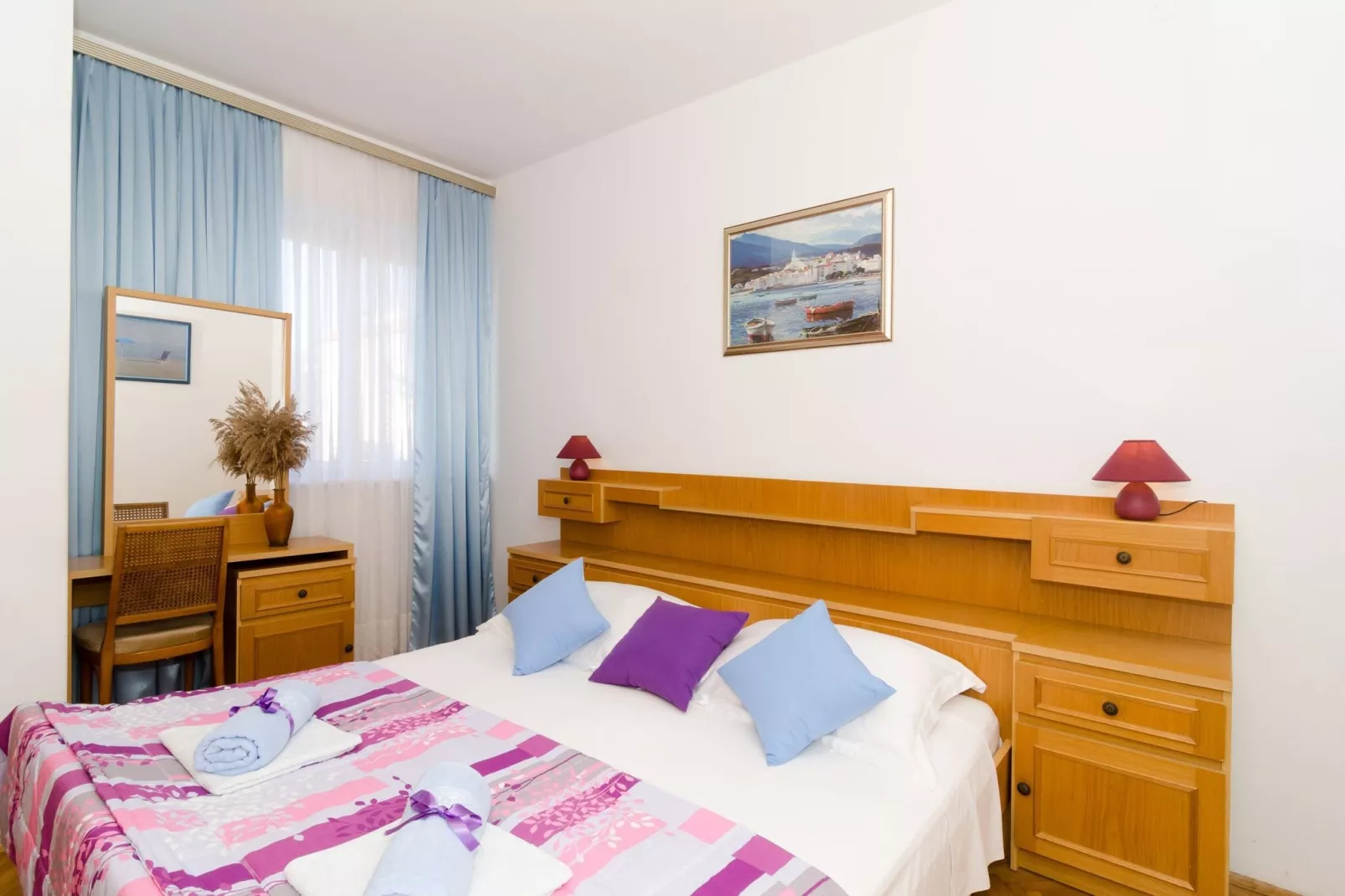 Apartment Red Orange - Two-Bedroom Apartment with Terrace-Chambre