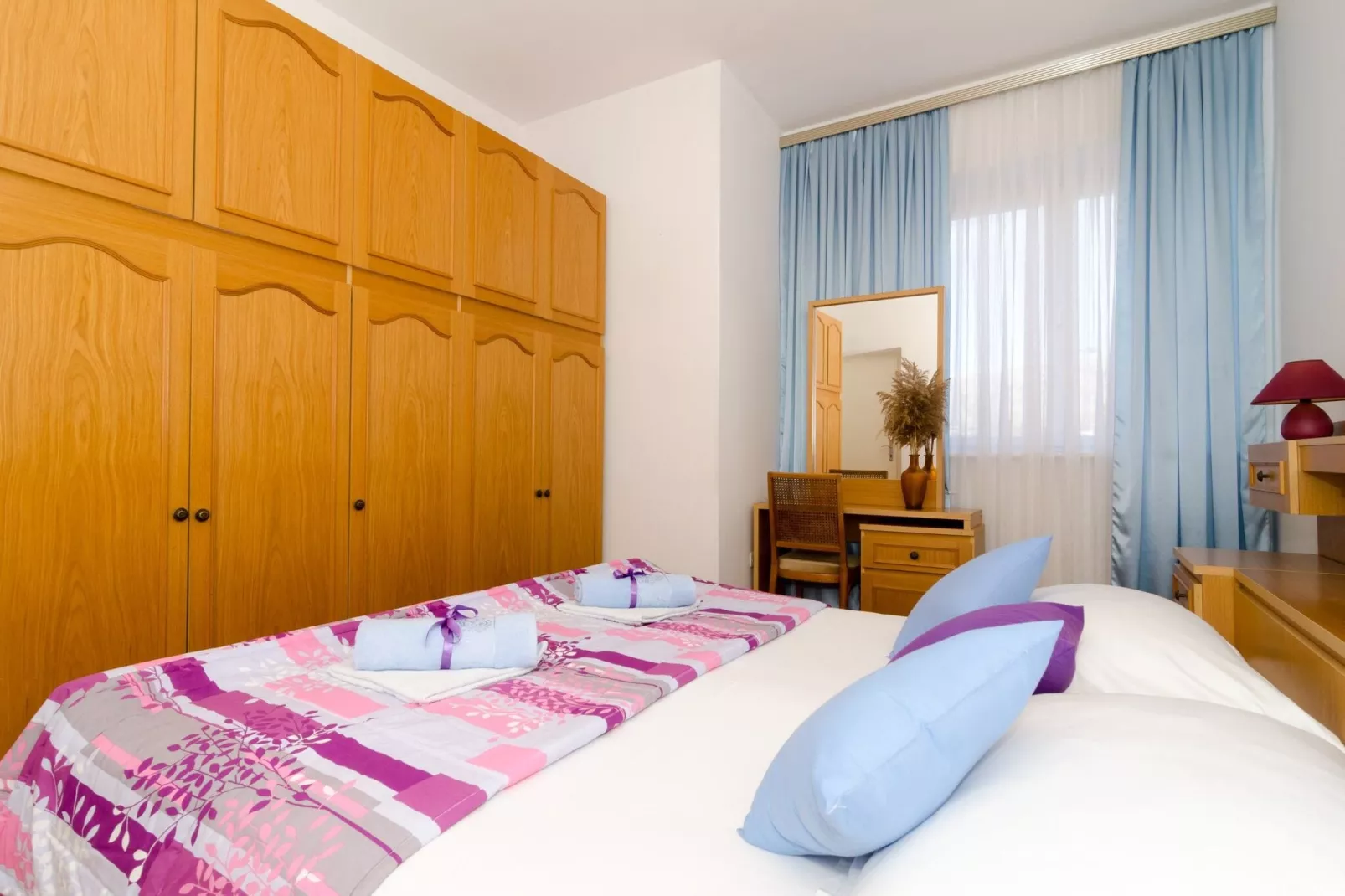 Apartment Red Orange - Two-Bedroom Apartment with Terrace-Chambre