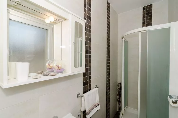 Apartment Red Orange - Two-Bedroom Apartment with Terrace-Salle de bain