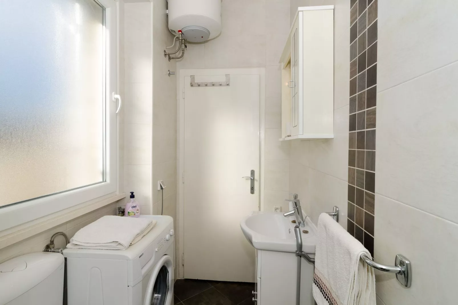 Apartment Red Orange - Two-Bedroom Apartment with Terrace-Salle de bain