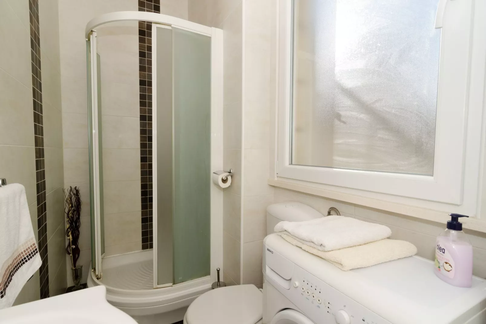 Apartment Red Orange - Two-Bedroom Apartment with Terrace-Salle de bain