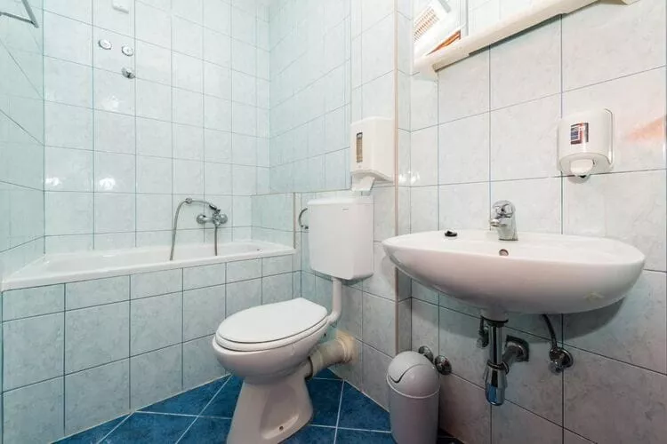 Apartments Azzurro- One Bedroom Apartment with Terrace and Hot Tub ( Azzurro II-gornji)-Salle de bain