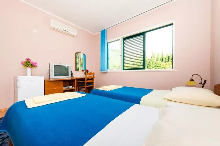 Apartments Azzurro- Three Bedroom Apartment with Terrace and Hot Tub ( Azzurro I-donji)-Chambre