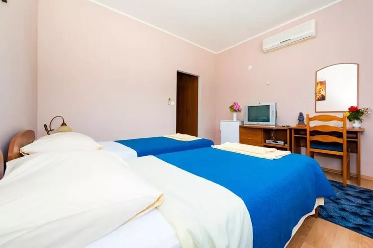 Apartments Azzurro- Three Bedroom Apartment with Terrace and Hot Tub ( Azzurro I-donji)-Chambre