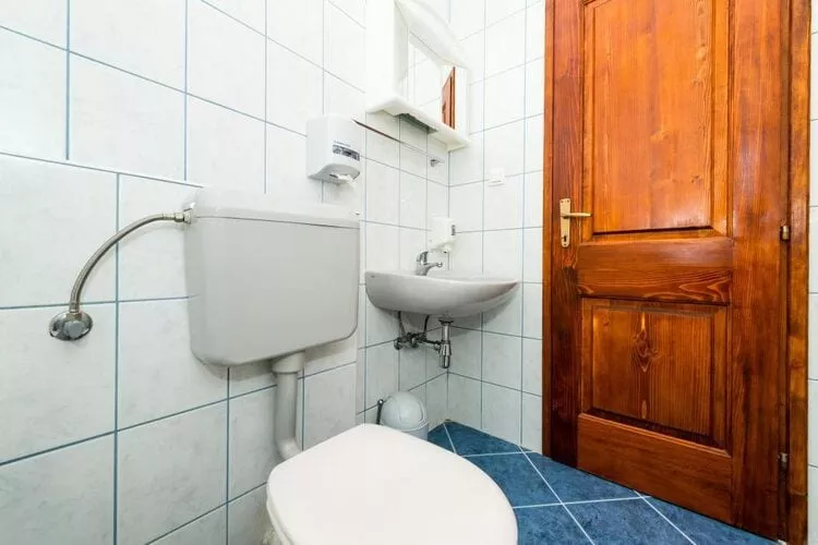 Apartments Azzurro- Three Bedroom Apartment with Terrace and Hot Tub ( Azzurro I-donji)-Salle de bain