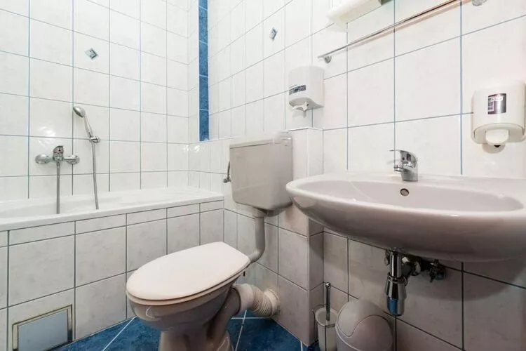 Apartments Azzurro- Three Bedroom Apartment with Terrace and Hot Tub ( Azzurro I-donji)-Salle de bain