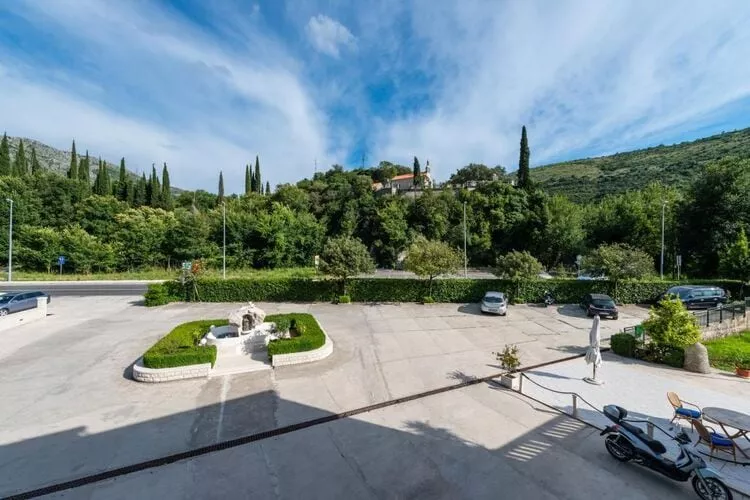 Apartments Azzurro- Three Bedroom Apartment with Terrace and Hot Tub ( Azzurro I-donji)-Stationnement