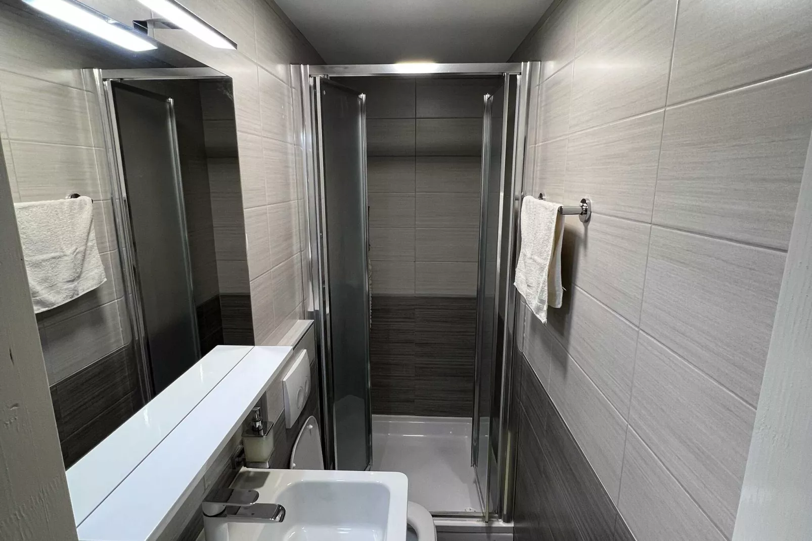 Rooms Edna - Twin Room-Badezimmer