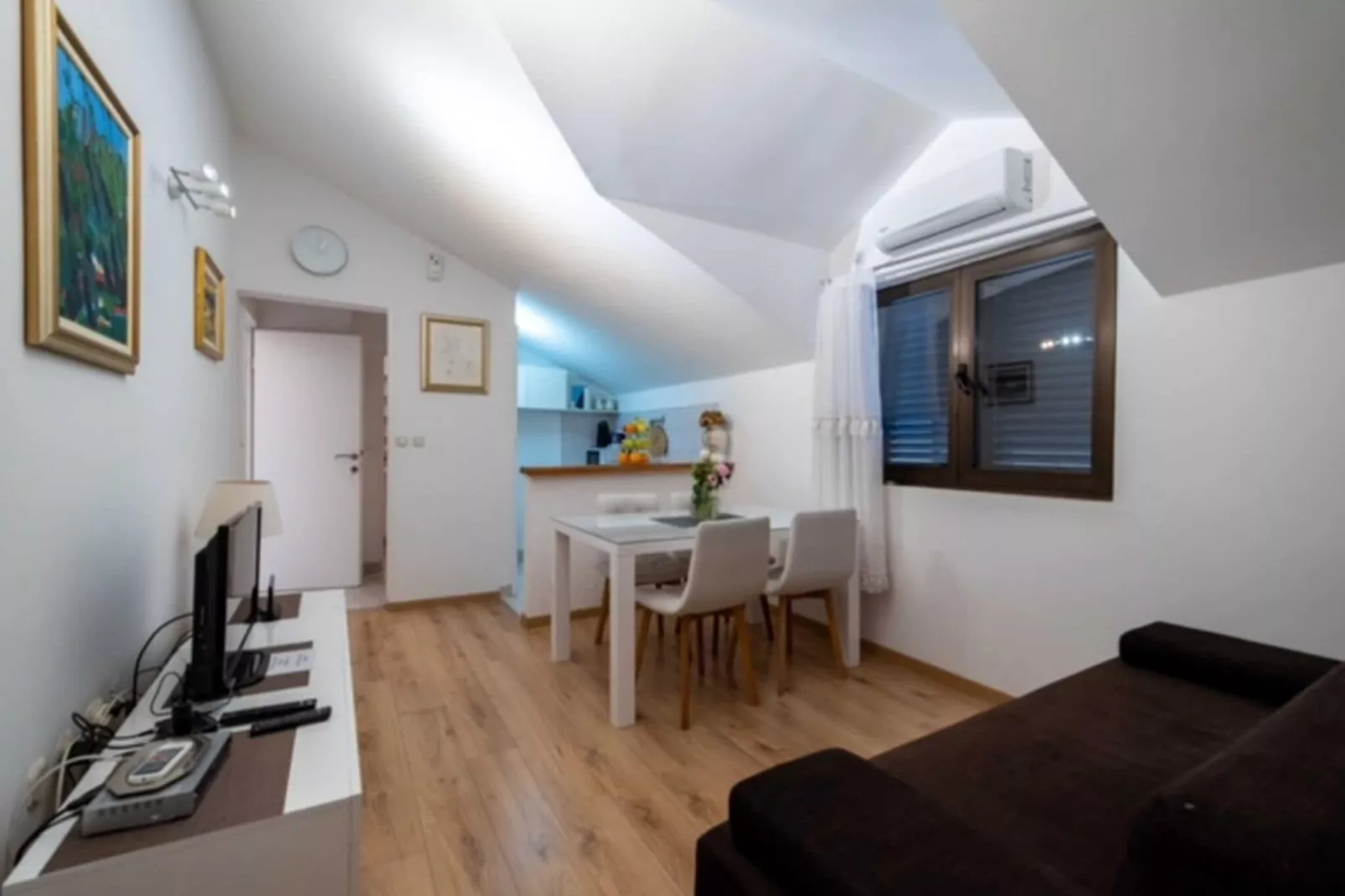 Guest House Kono - One-Bedroom Apartment with Patio and Sea View - Marka Gjaje Street-Living room