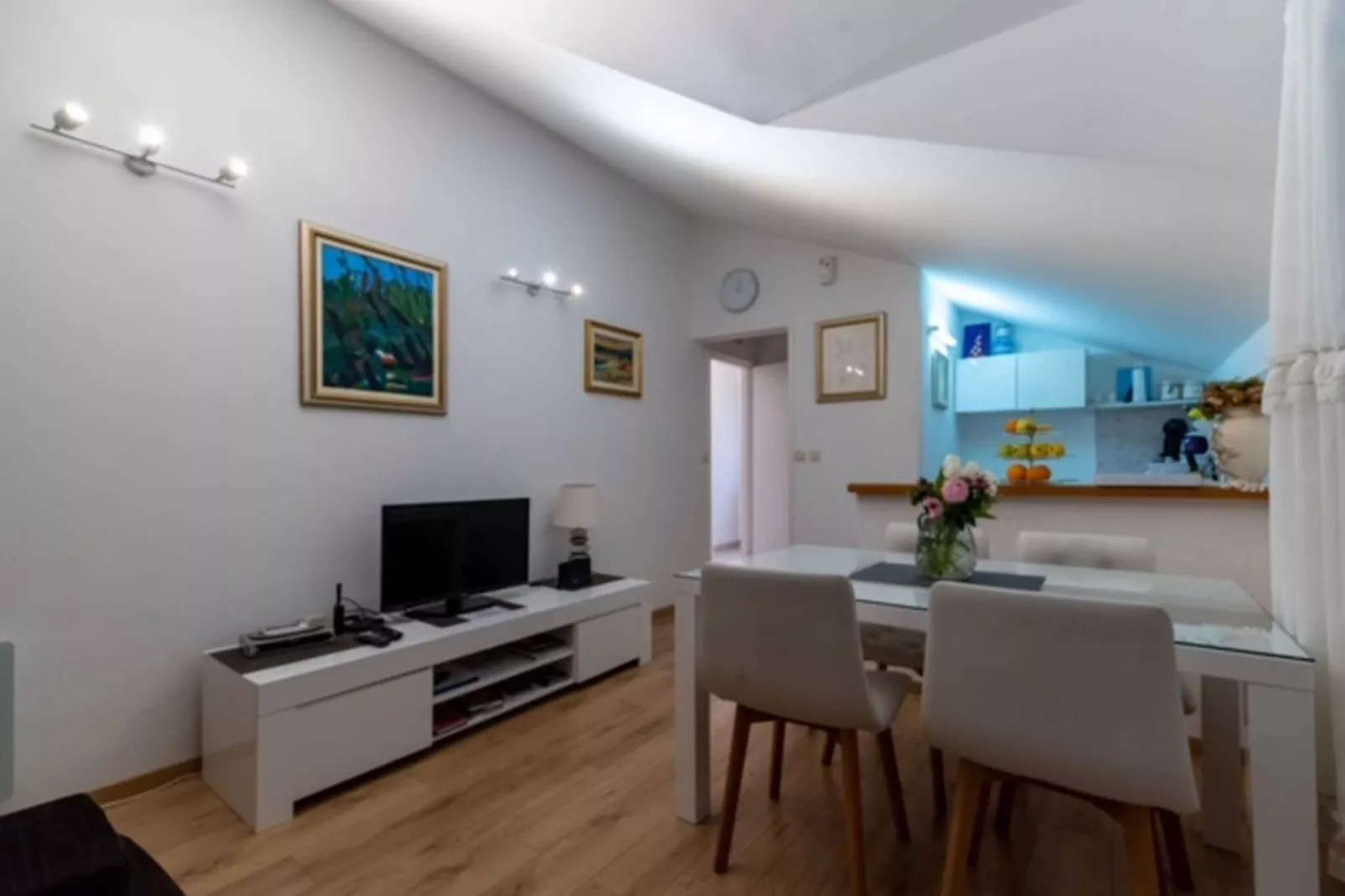 Guest House Kono - One-Bedroom Apartment with Patio and Sea View - Marka Gjaje Street-Dining room