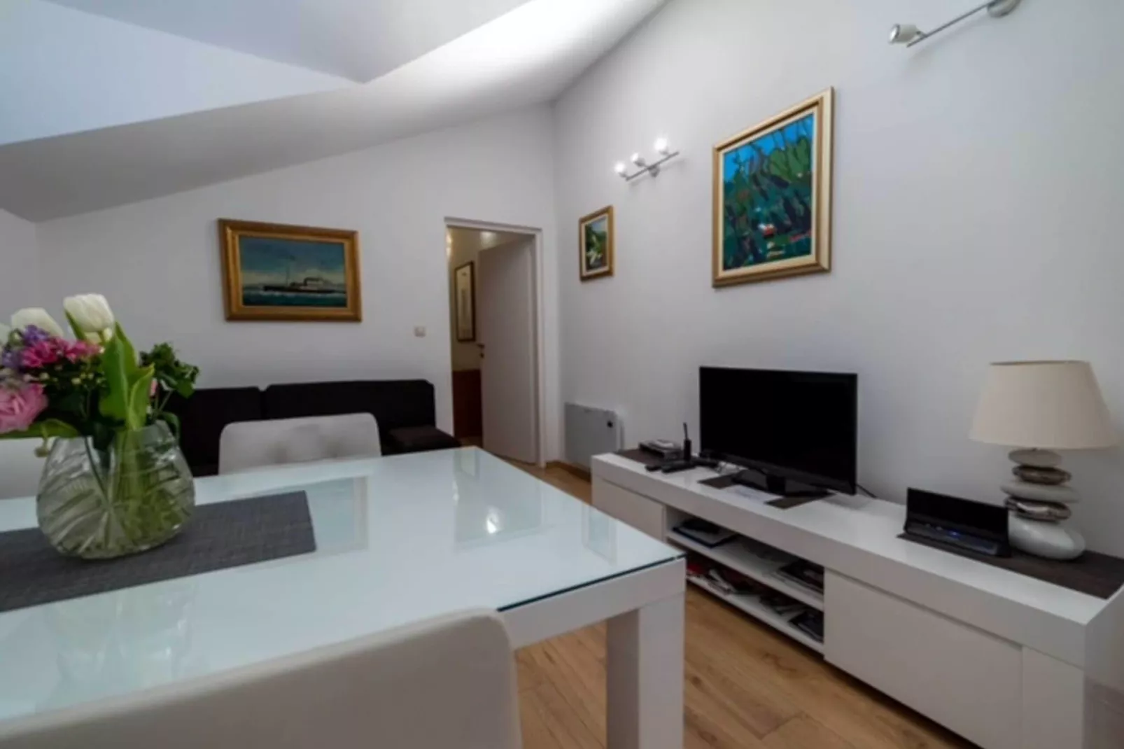 Guest House Kono - One-Bedroom Apartment with Patio and Sea View - Marka Gjaje Street-Dining room