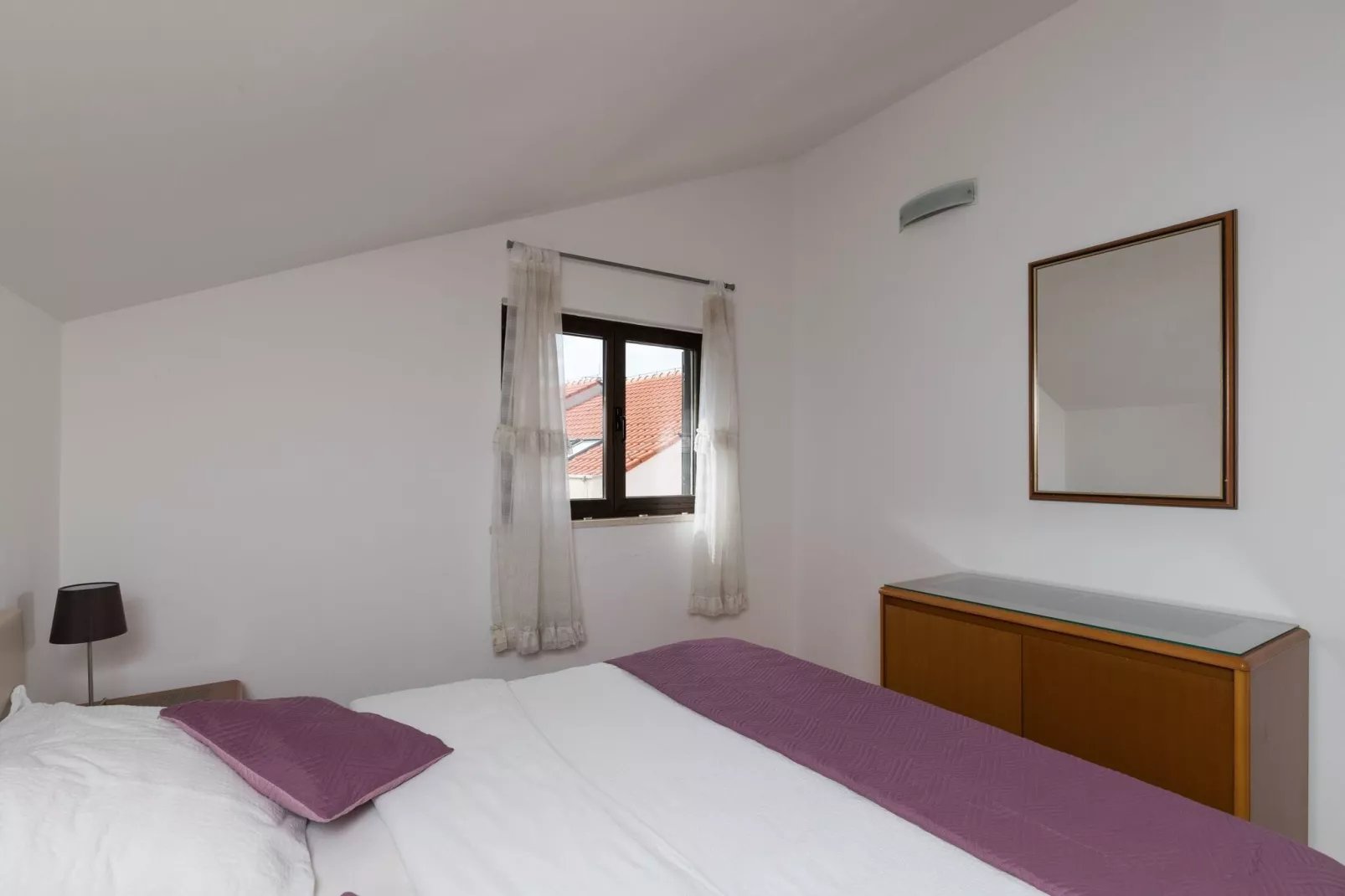Guest House Kono - One-Bedroom Apartment with Patio and Sea View - Marka Gjaje Street-Bedroom