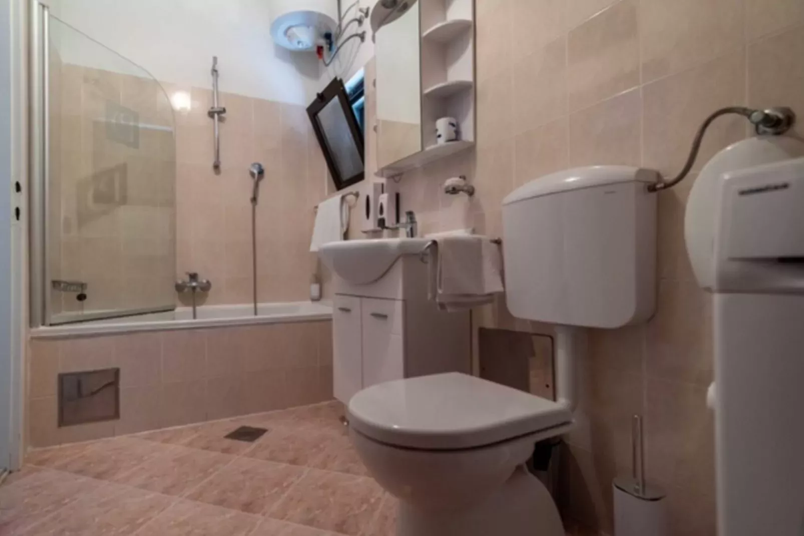 Guest House Kono - One-Bedroom Apartment with Patio and Sea View - Marka Gjaje Street-Bathroom
