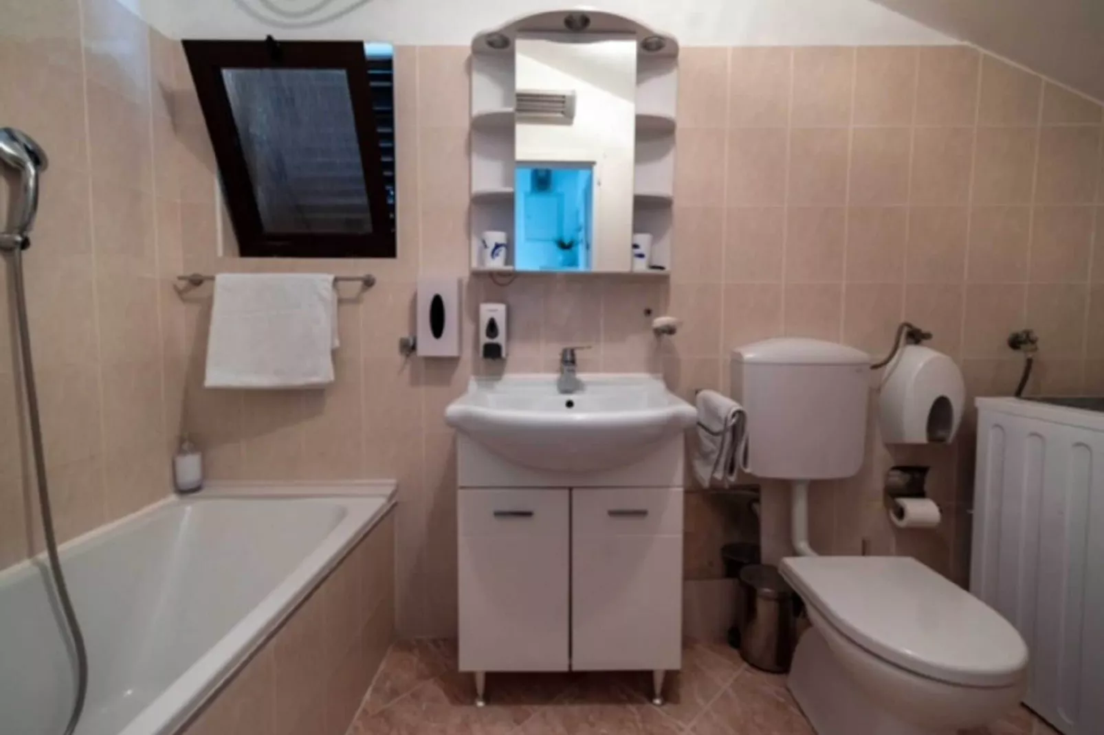Guest House Kono - One-Bedroom Apartment with Patio and Sea View - Marka Gjaje Street-Bathroom