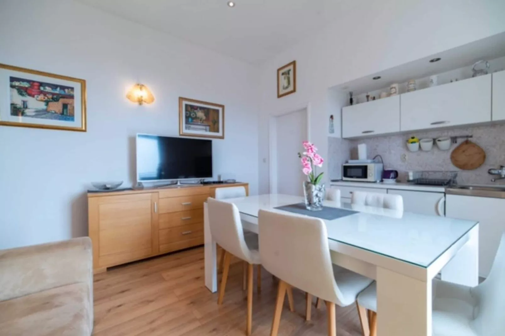 Guest House Kono - Two-Bedroom Apartment with Balcony and Sea View - Marka Gjaje Street-Dining room