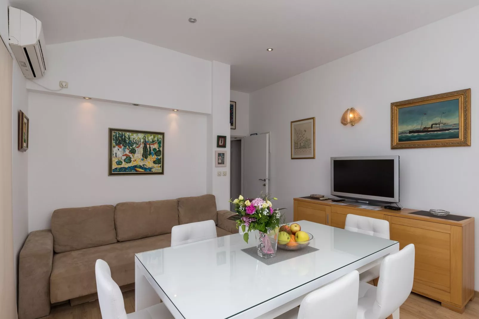 Guest House Kono - Two-Bedroom Apartment with Balcony and Sea View - Marka Gjaje Street-Dining room