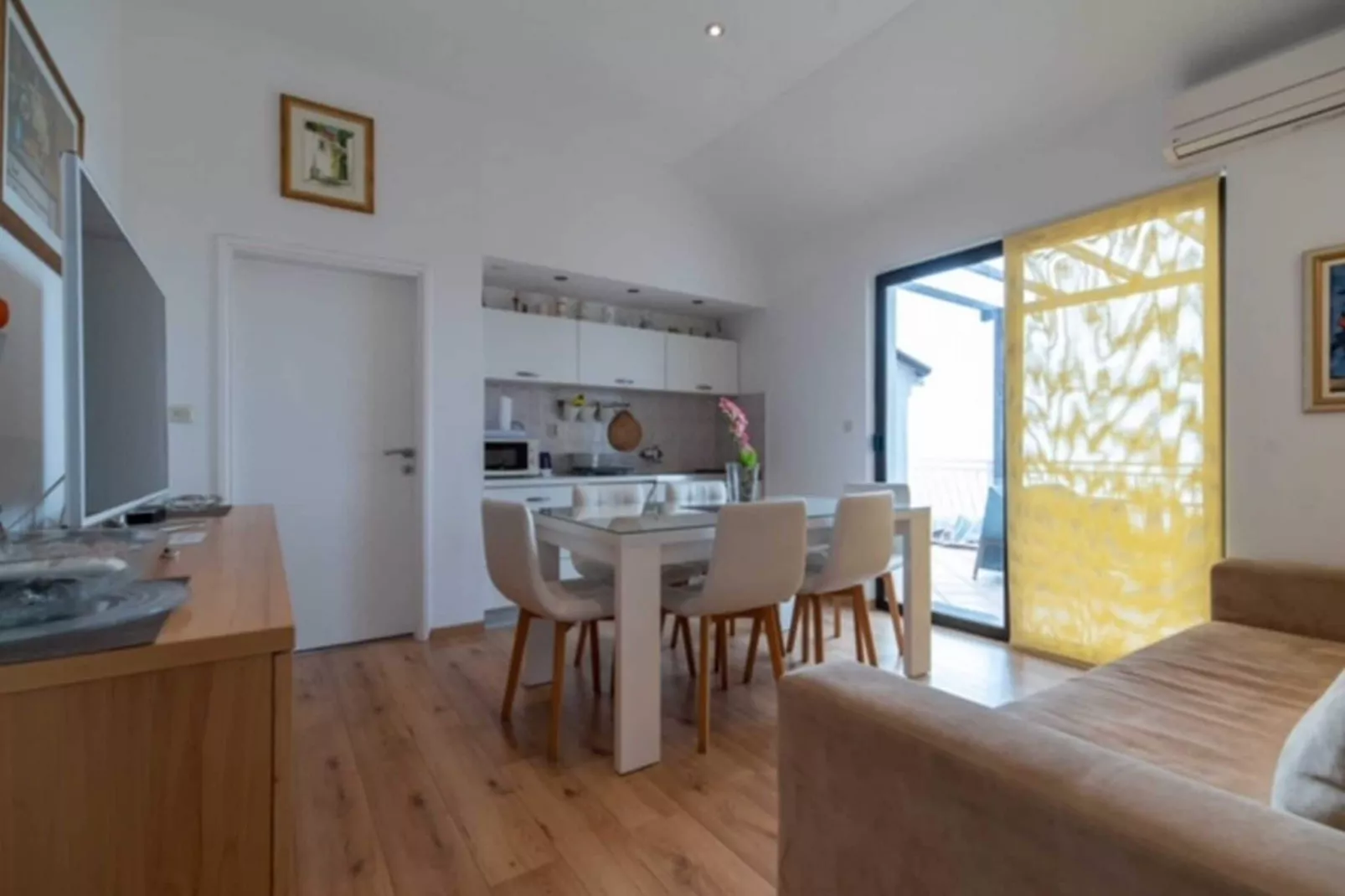 Guest House Kono - Two-Bedroom Apartment with Balcony and Sea View - Marka Gjaje Street-Dining room