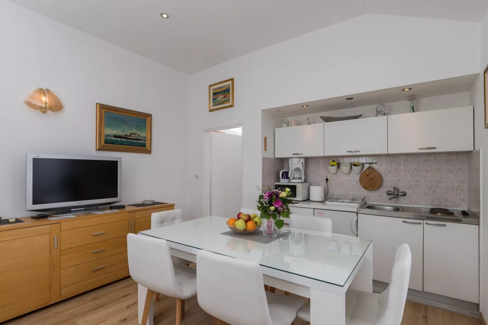 Guest House Kono - Two-Bedroom Apartment with Balcony and Sea View - Marka Gjaje Street-Kitchen