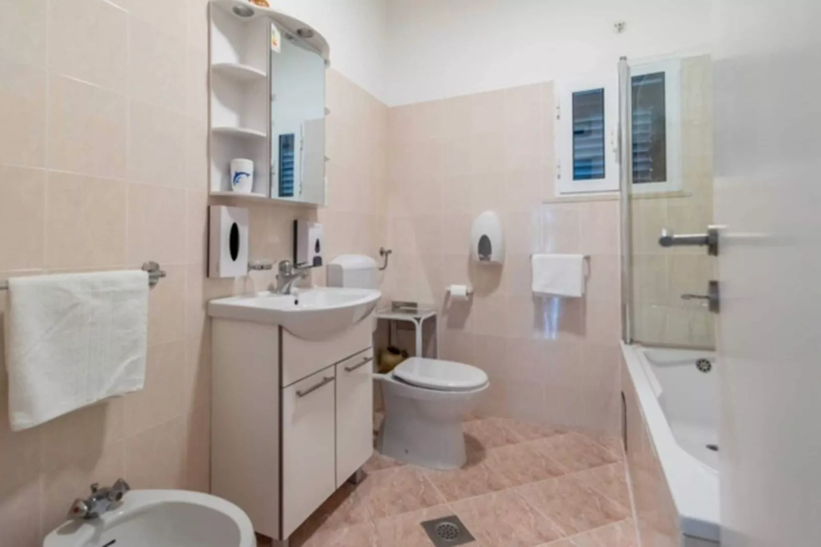 Guest House Kono - Two-Bedroom Apartment with Balcony and Sea View - Marka Gjaje Street-Bathroom