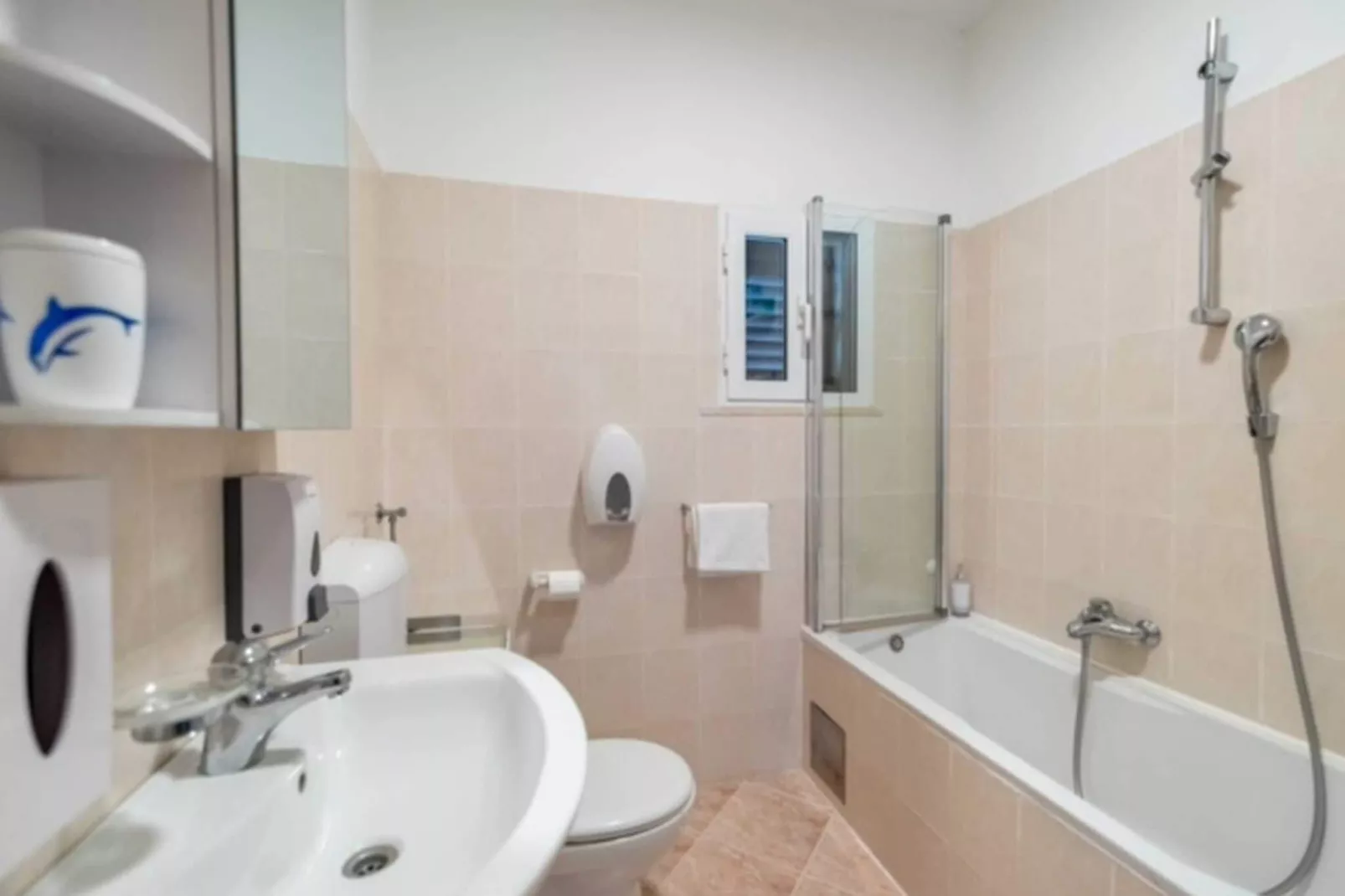 Guest House Kono - Two-Bedroom Apartment with Balcony and Sea View - Marka Gjaje Street-Bathroom