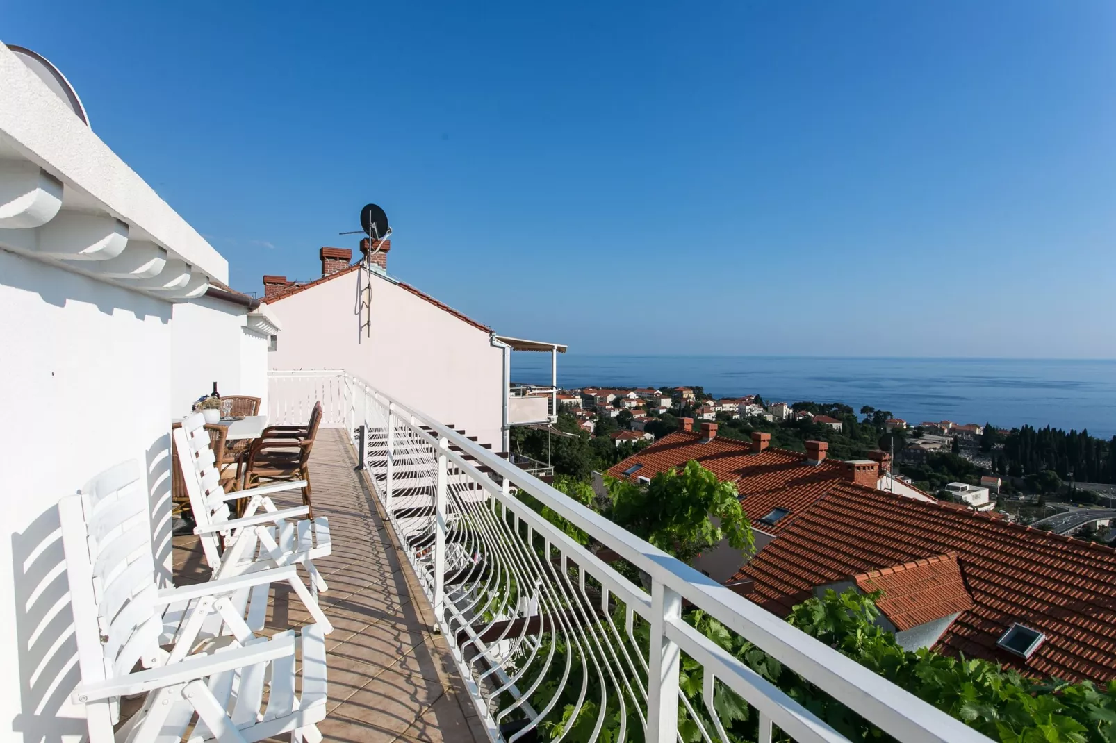 Guest House Kono - Two-Bedroom Apartment with Balcony and Sea View - Marka Gjaje Street-Terrace balcony