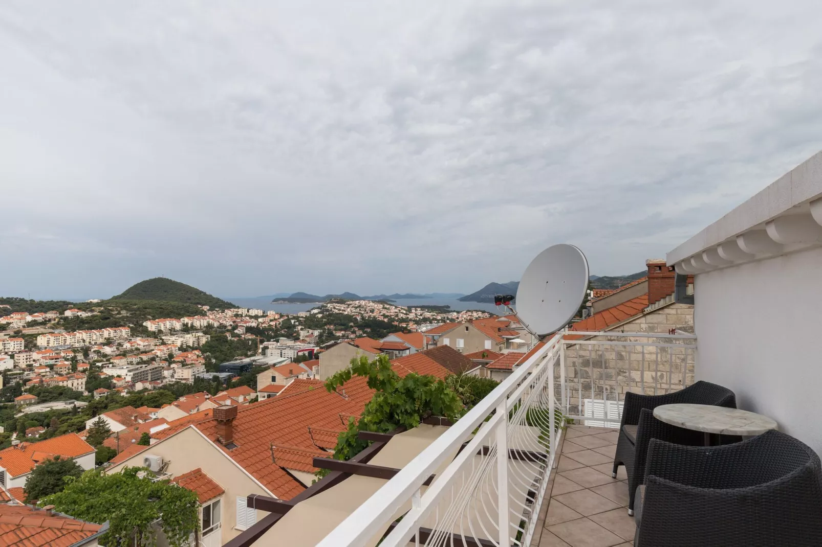 Guest House Kono - Two-Bedroom Apartment with Balcony and Sea View - Marka Gjaje Street-Terrace balcony