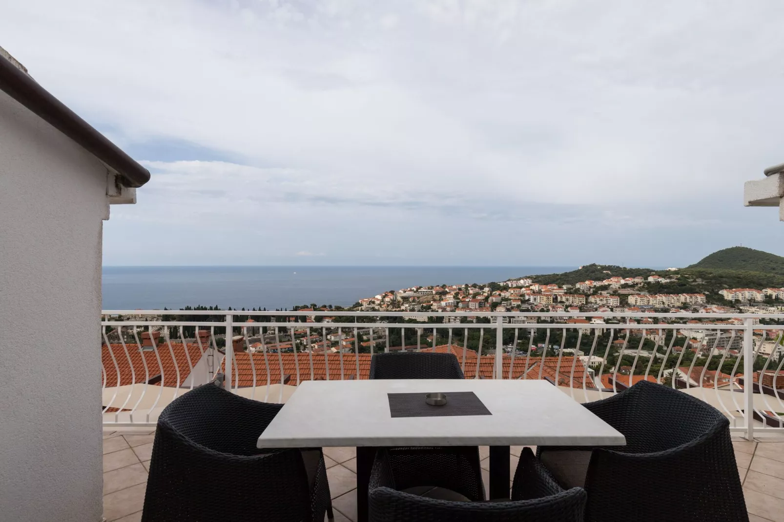 Guest House Kono - Two-Bedroom Apartment with Balcony and Sea View - Marka Gjaje Street-Terrace balcony